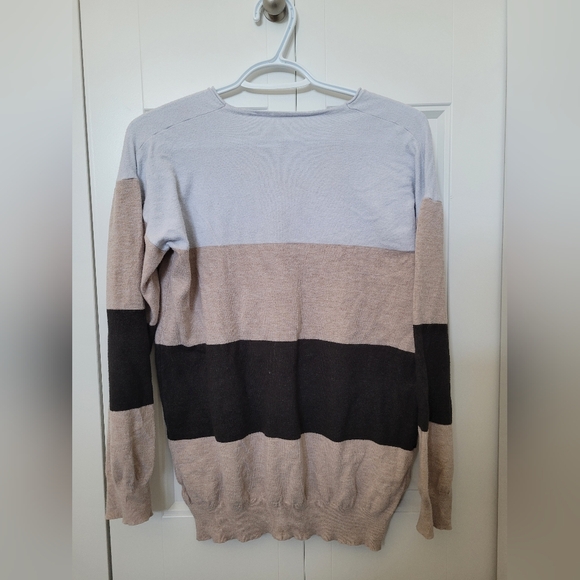 V-Neck Color Block Long Sleeve - Picture 2 of 2